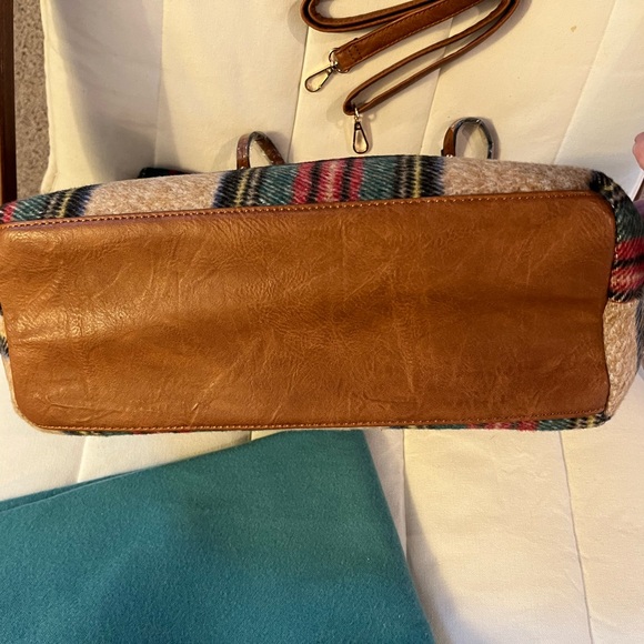 Jen &Co Tartan NWT Vegan Leather Trim Zippered Tote/ with cross body strap 17x13 - Picture 9 of 9